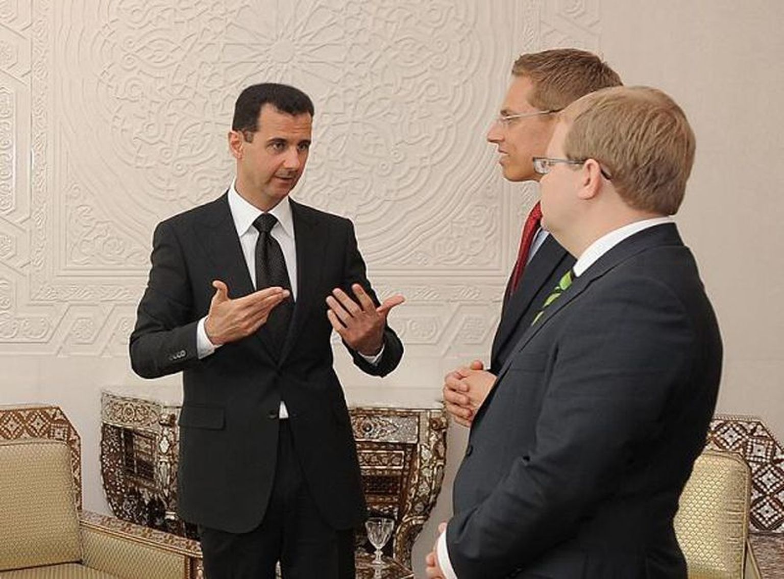 Sellel 2009. aasta mais tehtud fotol kohtusid Urmas Paet ja tema Soome kolleeg Alexander Stubb Damaskuses Süüria presidendi Bashar al-Assadiga, keda mitmed Euroopa riigid on süüdistanud meeleavaldajate jõhkras mahasurumises.