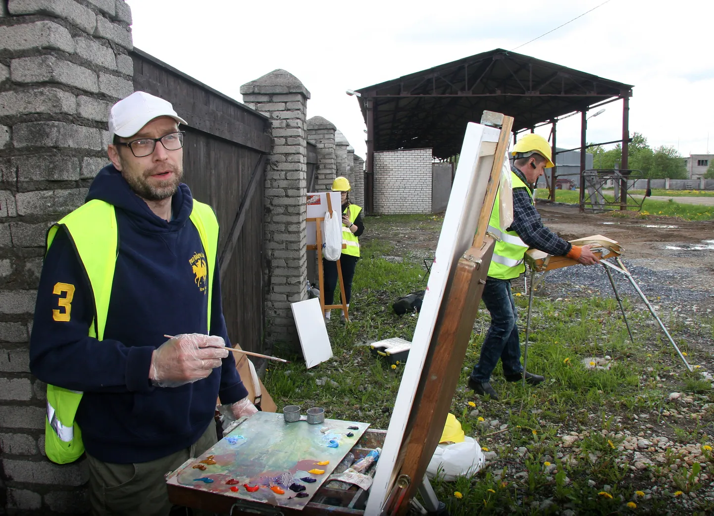 Kunstnik Stanislav Antipov maalis tööstusmaastikku esimest korda, kuid kinnitas, et see paelus teda väga.