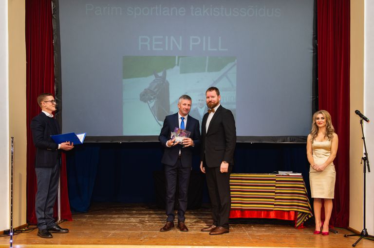 2018. a parim takistussõitja on Rein Pill, kellele andis auhinna üle Eesti Ratsaspordi Liidu juhatuse esimees Marti Hääl.