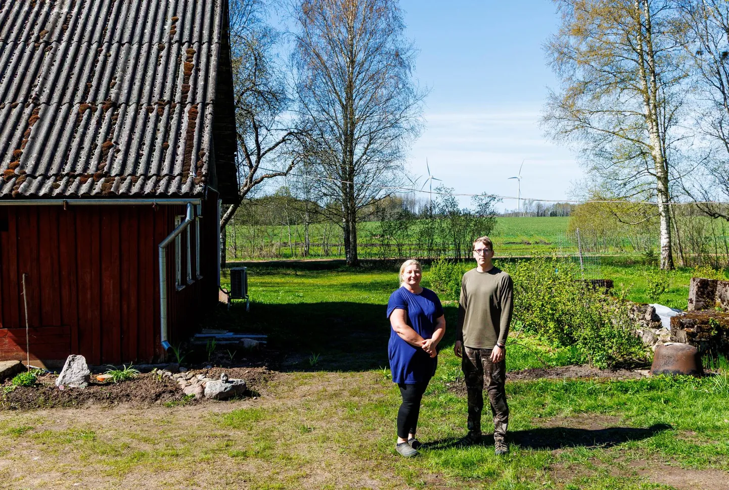 Moonika Lauba ja Sten Siniallik, kelle koduaknast paistavad 230 meetrit kõrged tuugenid. Mõlemad ütlevad, et tuulikute heli võib vahel pea valutama ajada.