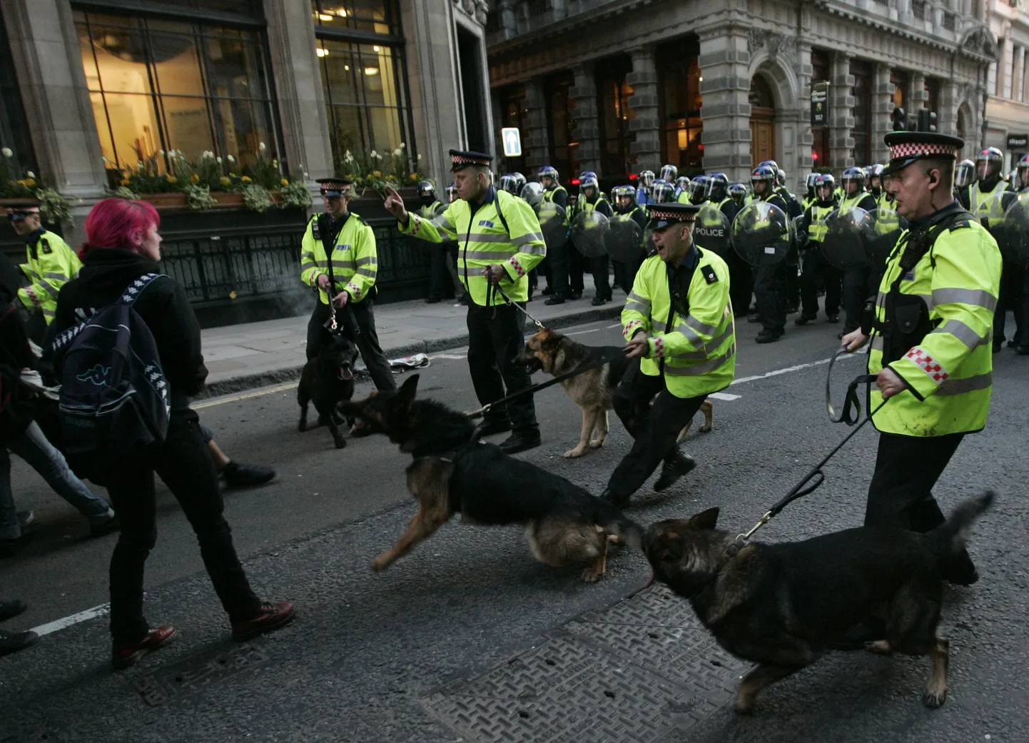 Briti politsei eile Londoni Citys meeleavaldajaid korrale kutsumas.