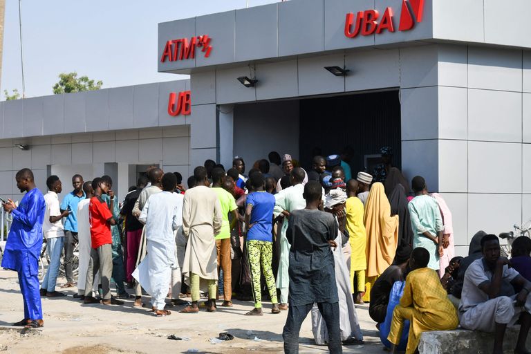 Nigeeria on sundinud rahavahetamisega inimesi seisma tunde sularahaautomaatide järjekordades.