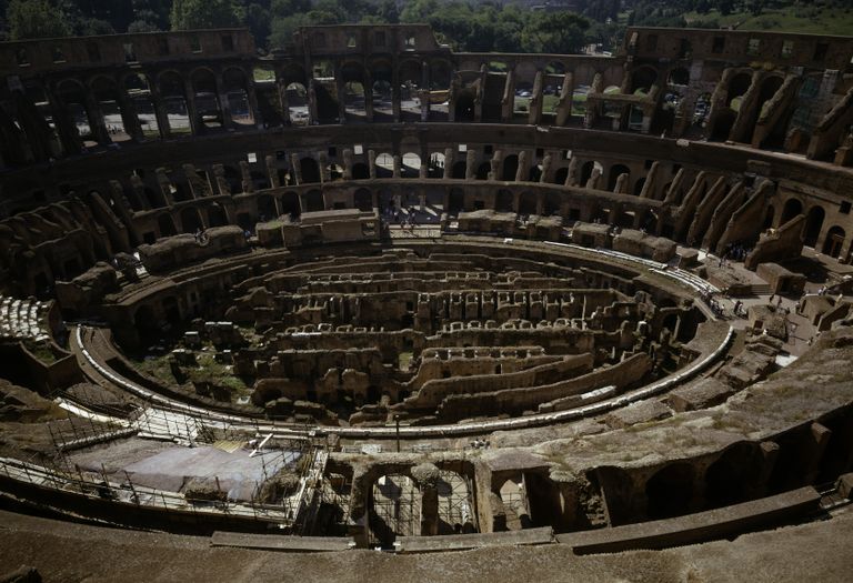 Rooma Colosseumi gladiaatorite areeni ala, näha on tunneleid, kus sajandeid tagasi olid enne etendusi gladiaatorid, relvad, loomad ja abilised
