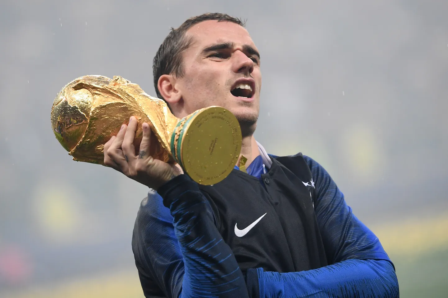 Antoine Griezmann MMi võidukarikaga.