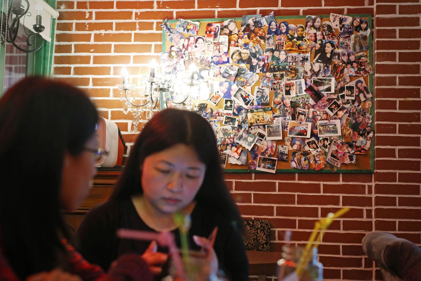 Shanghai noored kohvikus.