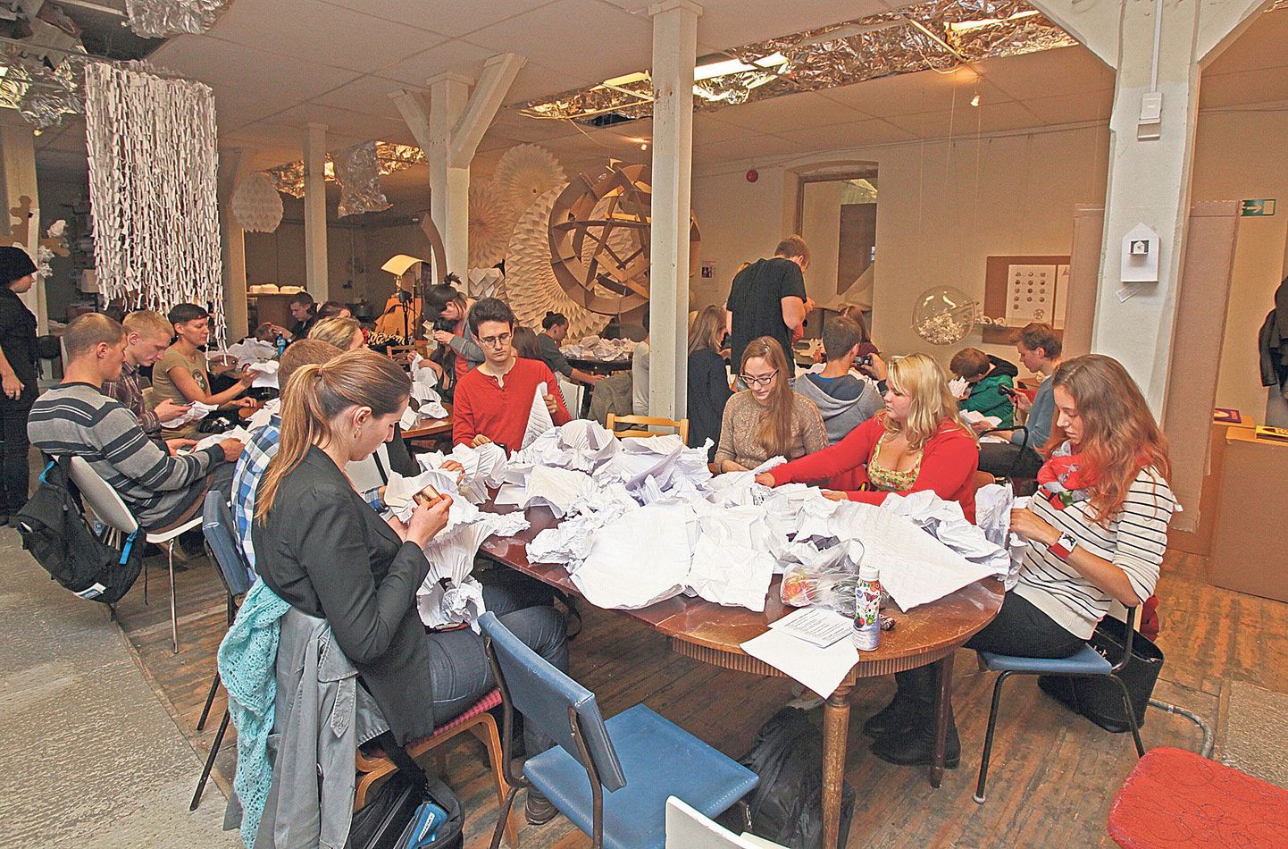 Eesti kunstiakadeemia, Eesti maaülikooli ja Tartu kõrgema kunstikooli tudengid katsetavad paberiga vormide loomist.