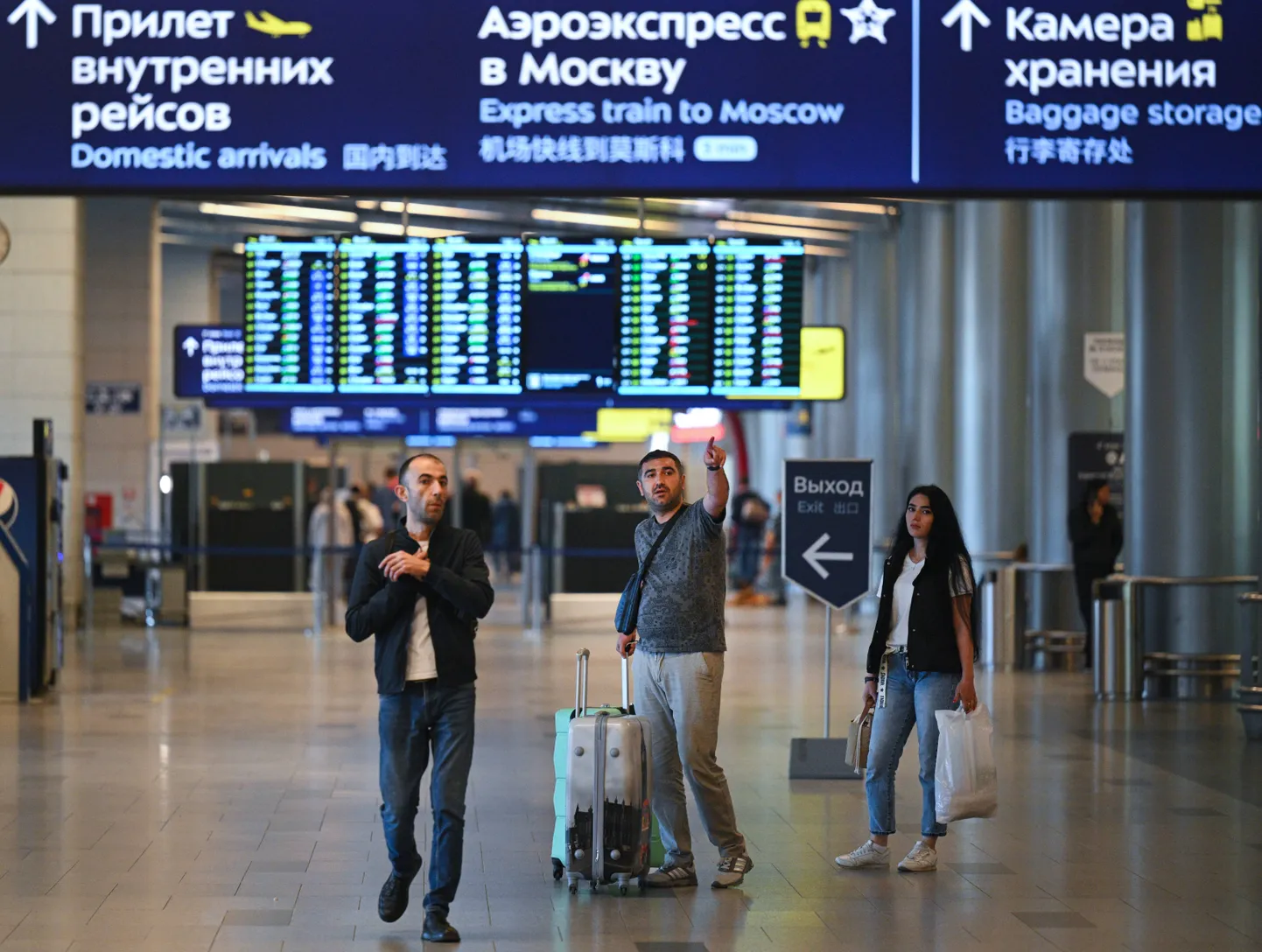 Пассажиры в терминале международного аэропорта Внуково в Москве, Россия. Иллюстративное фото