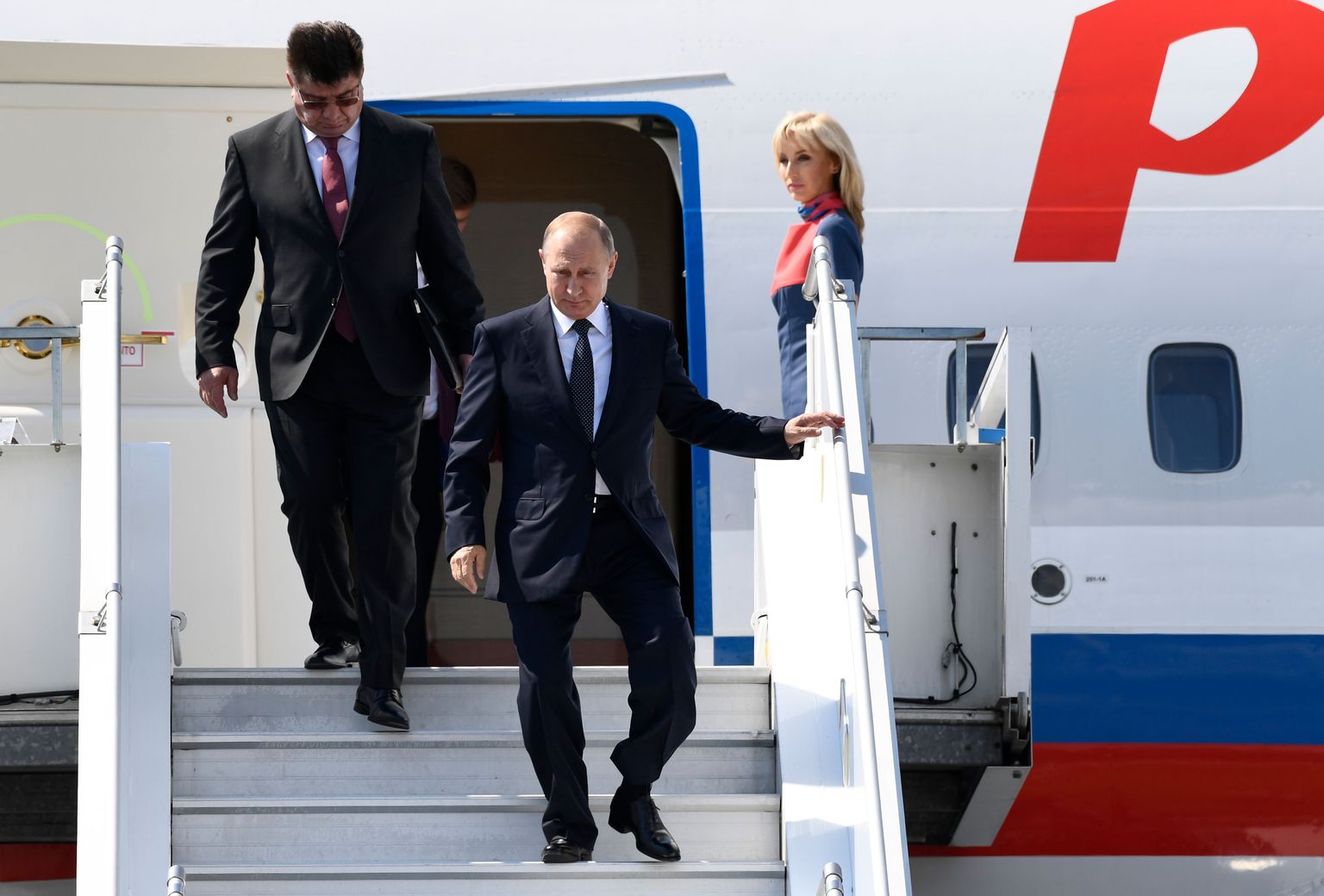 Vladimir Putin väljub lennukist.