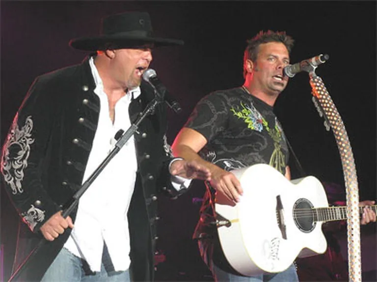 Tikai 11. vietā kārtējais jaunais kantri mūzikas albums - dueta (Eddie Montgomery un Troy Gentry) Montgomery Gentry "For Our Heroes" (26 000).