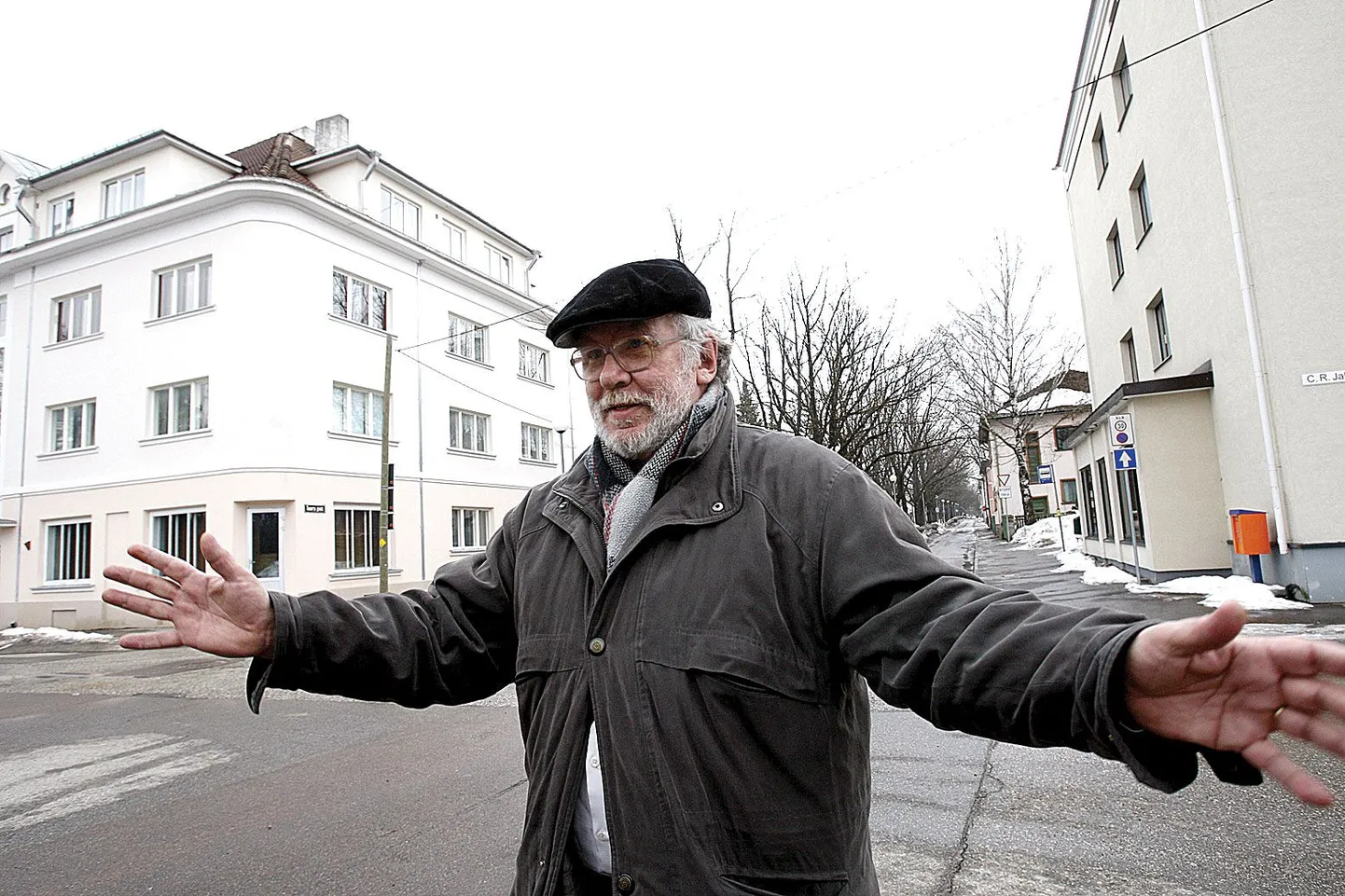 Kaur Alttoa selgitab Tähtveres kuue tee ristmikul, kuidas see koht oleks välja näinud siis, kui Arnold Matteuse (1897–1986) kavandatule ei oleks vahele seganud nõukogude võim.