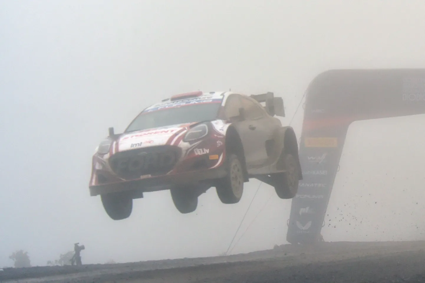 Mārtiņš Sesks kihutamas Tšiili rallil.