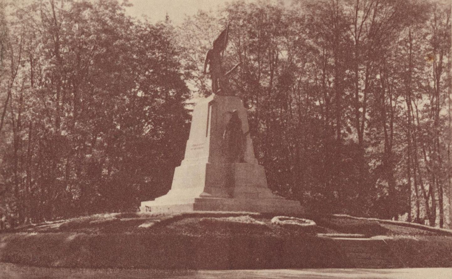 Viljandi vabadussõjas langenute mälestussammas umbes aastal 1930.