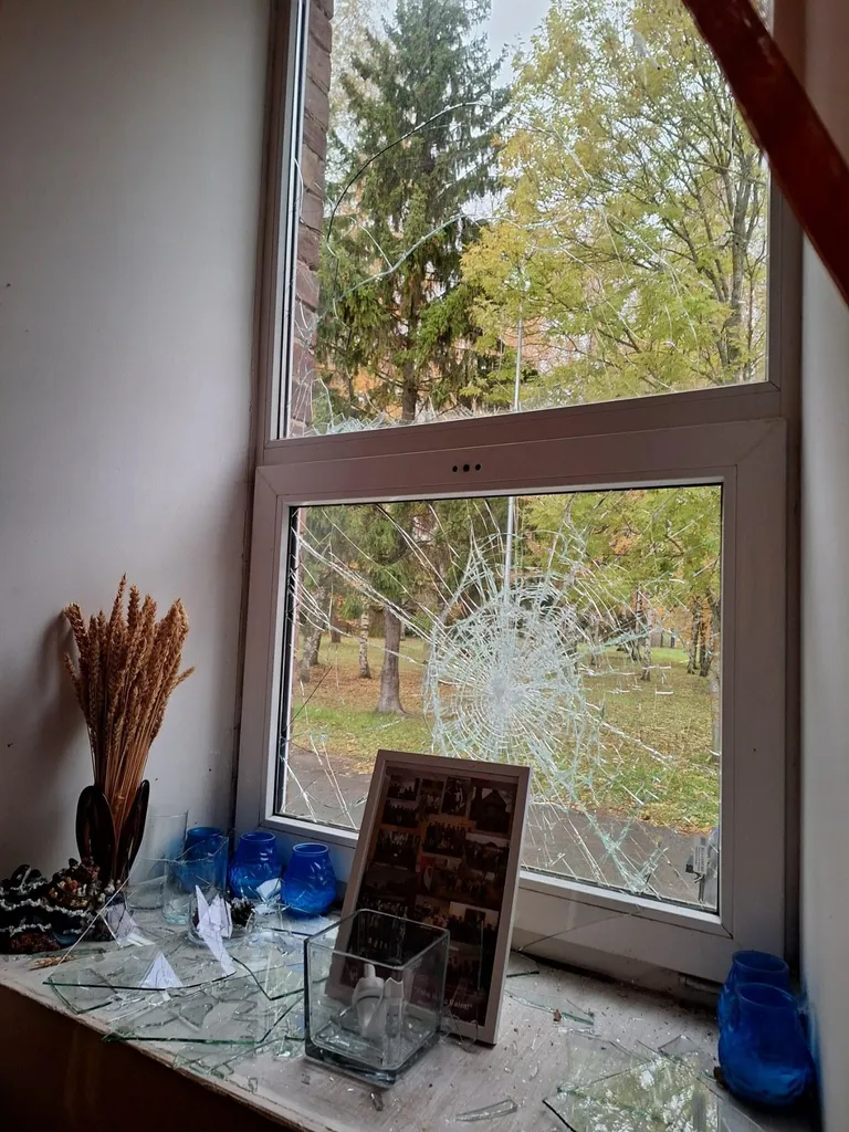 Vandaal viskas sisse neli Aseri metodisti kiriku akent, millega tekitas kahju üle 3000 euro.