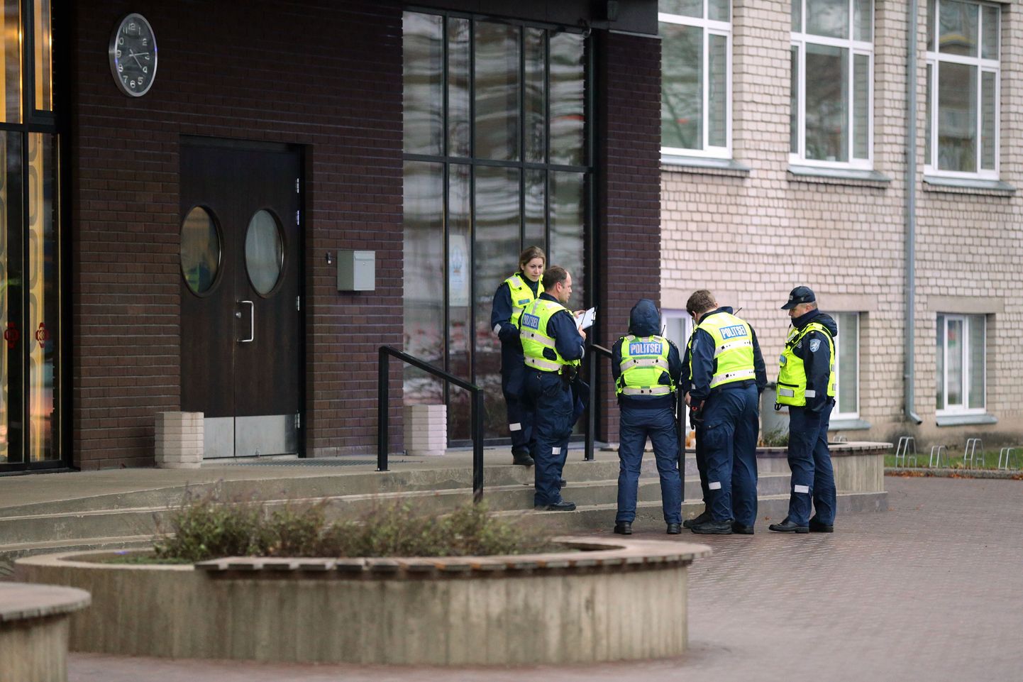 Politseinikud Viljandi Paalalinna kooli ees.