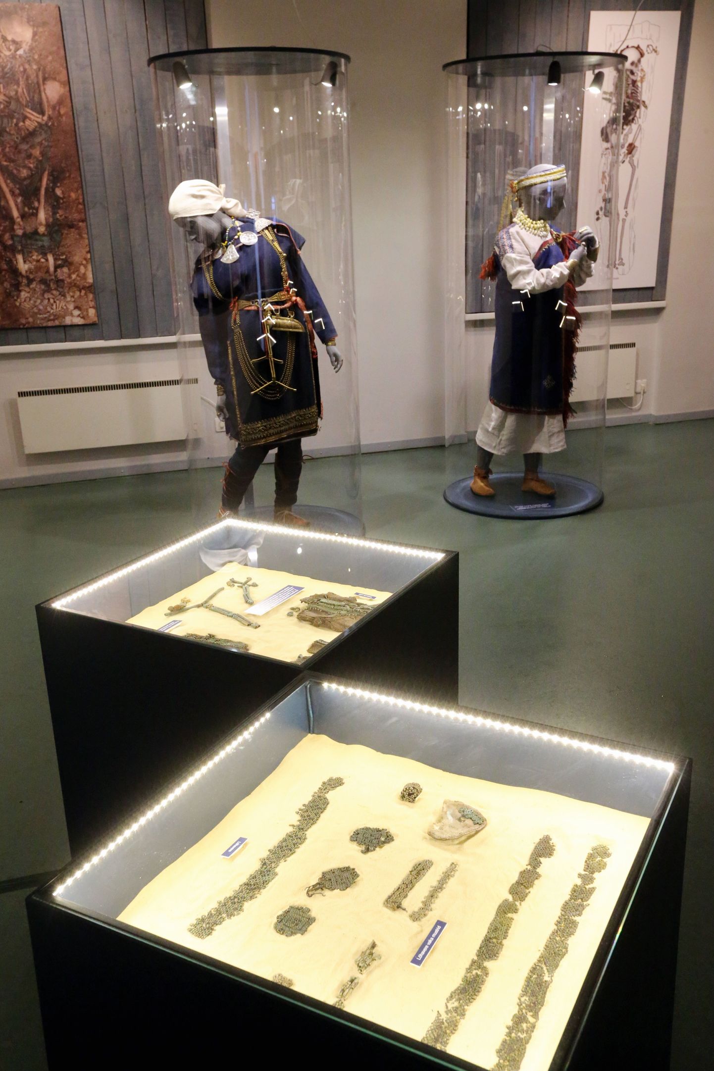 Näituse jaoks on loodud kaks naiste rõivakomplektide rekonstruktsiooni, mille valmimisele kulus paar aastat.