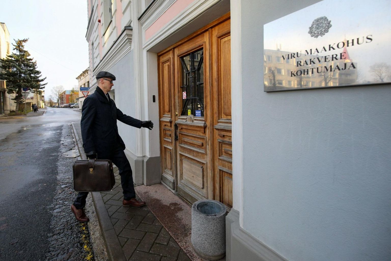 Marti Kuusik sisenemas teisipäeva hommikul Rakvere kohtumajja.