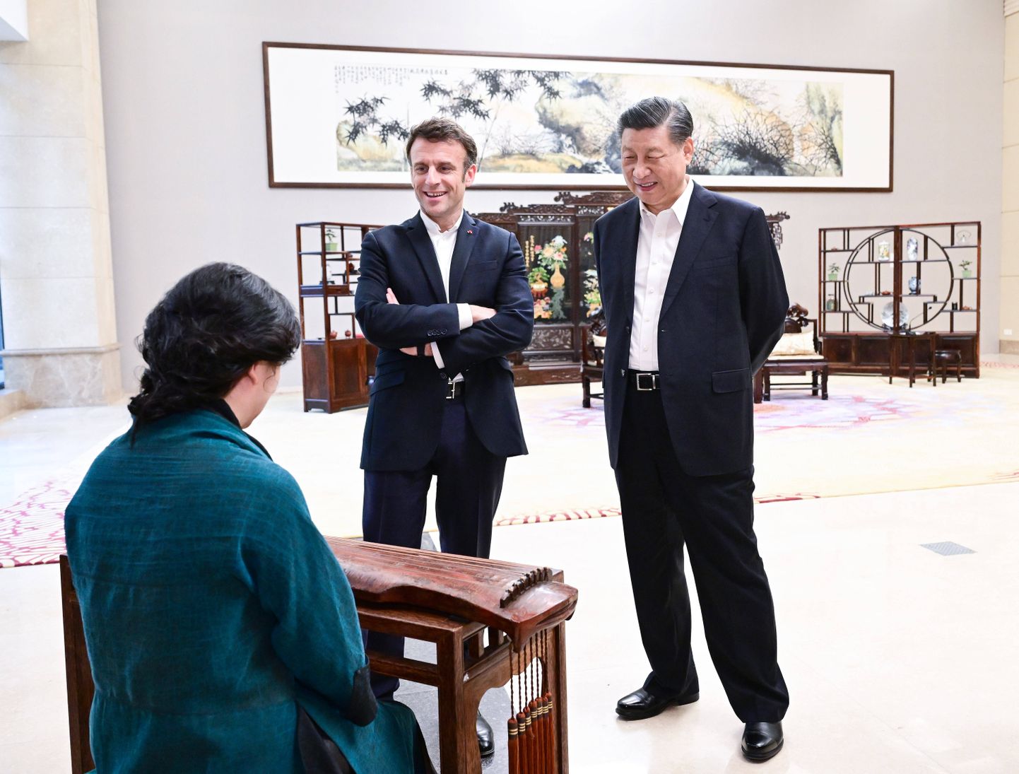 Aprillikuisel visiidil Hiina sai Prantsusmaa president Emmanuel Macron kuulata Guangzhous rahvamuusikat koos Hiina presidendi Xi Jinpingiga.