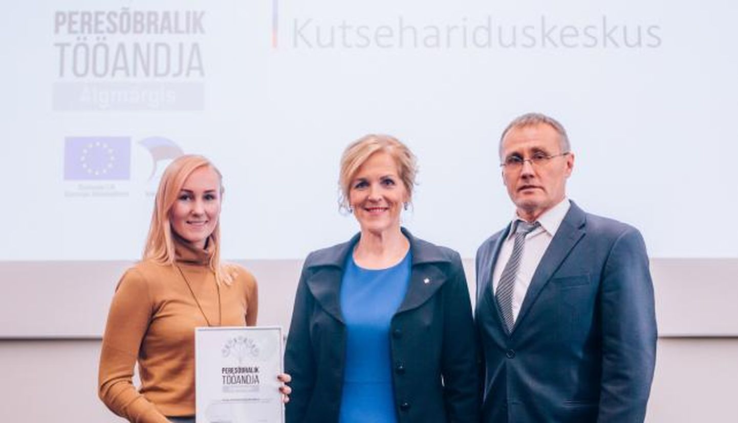 Sotsiaalakaitseminister Kaia Iva andis Tartu kutsehariduskeskusele üle peresõbraliku tööandja alamärgise.