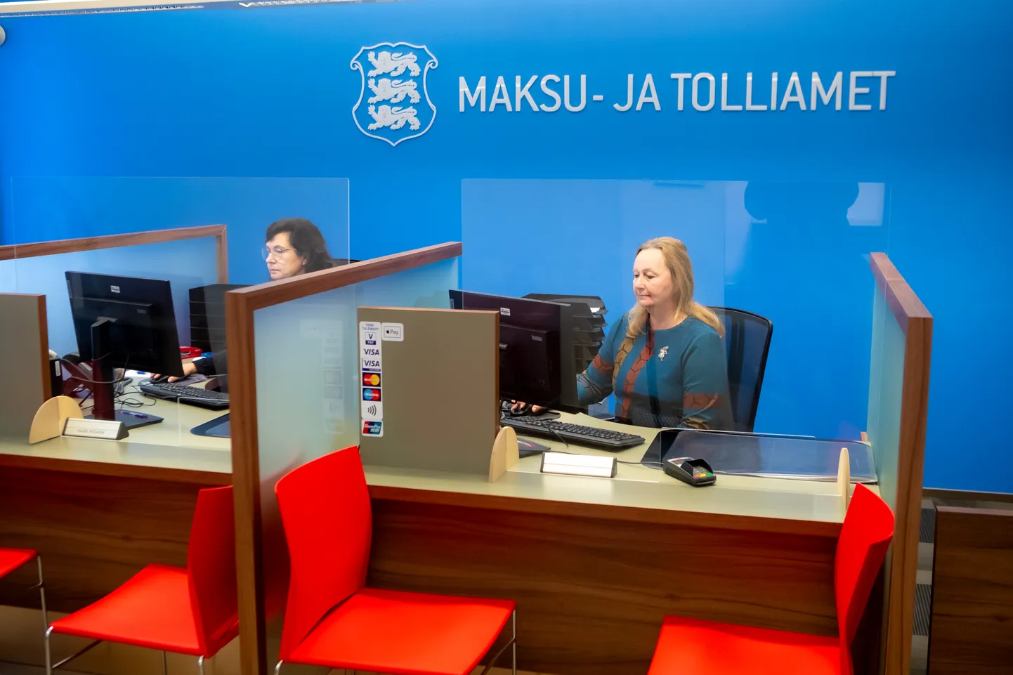 Paberil saab tulusid deklareerida alates 15. veebruarist. Fotol Maksu- ja Tolliameti Kuressaare büroo töötajad Kaire Pedanik ja Helle Peil.
