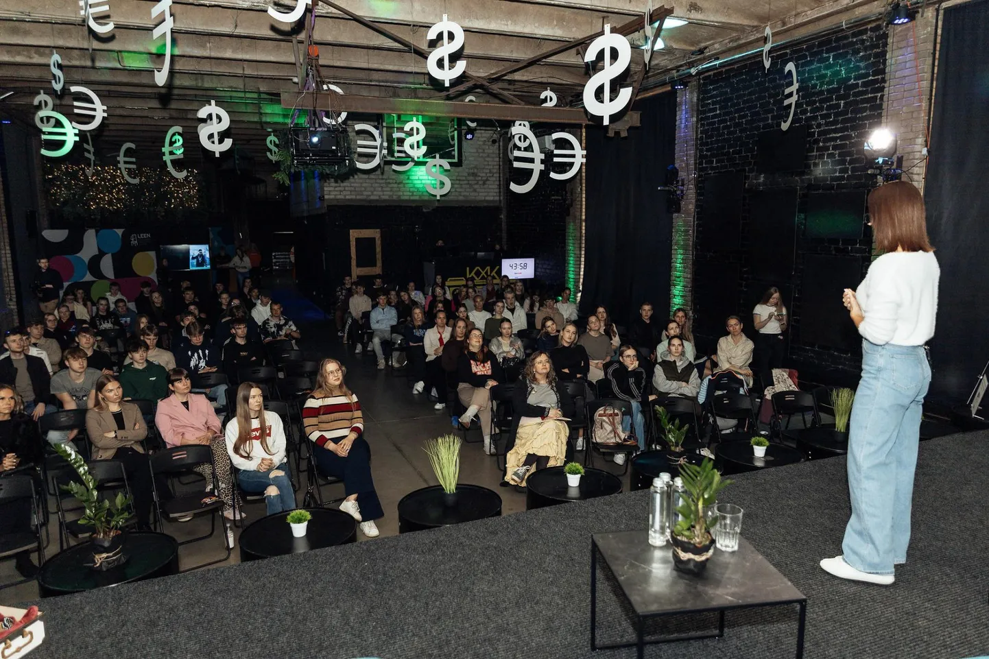Võru Festaris leidis aset esimene siinsetele noortele suunatud investeerimiskonverents InvestFest. Rahatarkust jagasid paljud Eesti investeerimismaailma tähed.