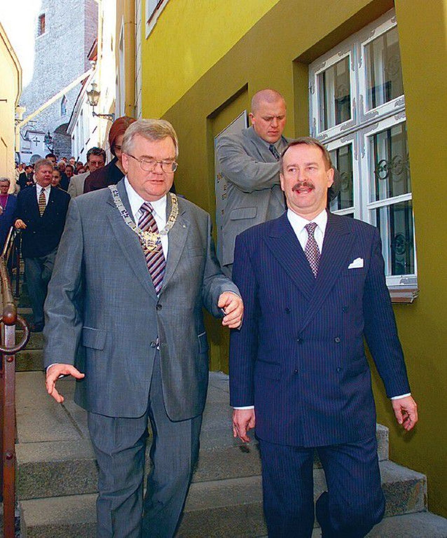 2002. aastal kohtusid Lühikese jala linnavärava juures pidulike pasunahelide saatel peaminister Siim
Kallas ja linnapea Edgar Savisaar..