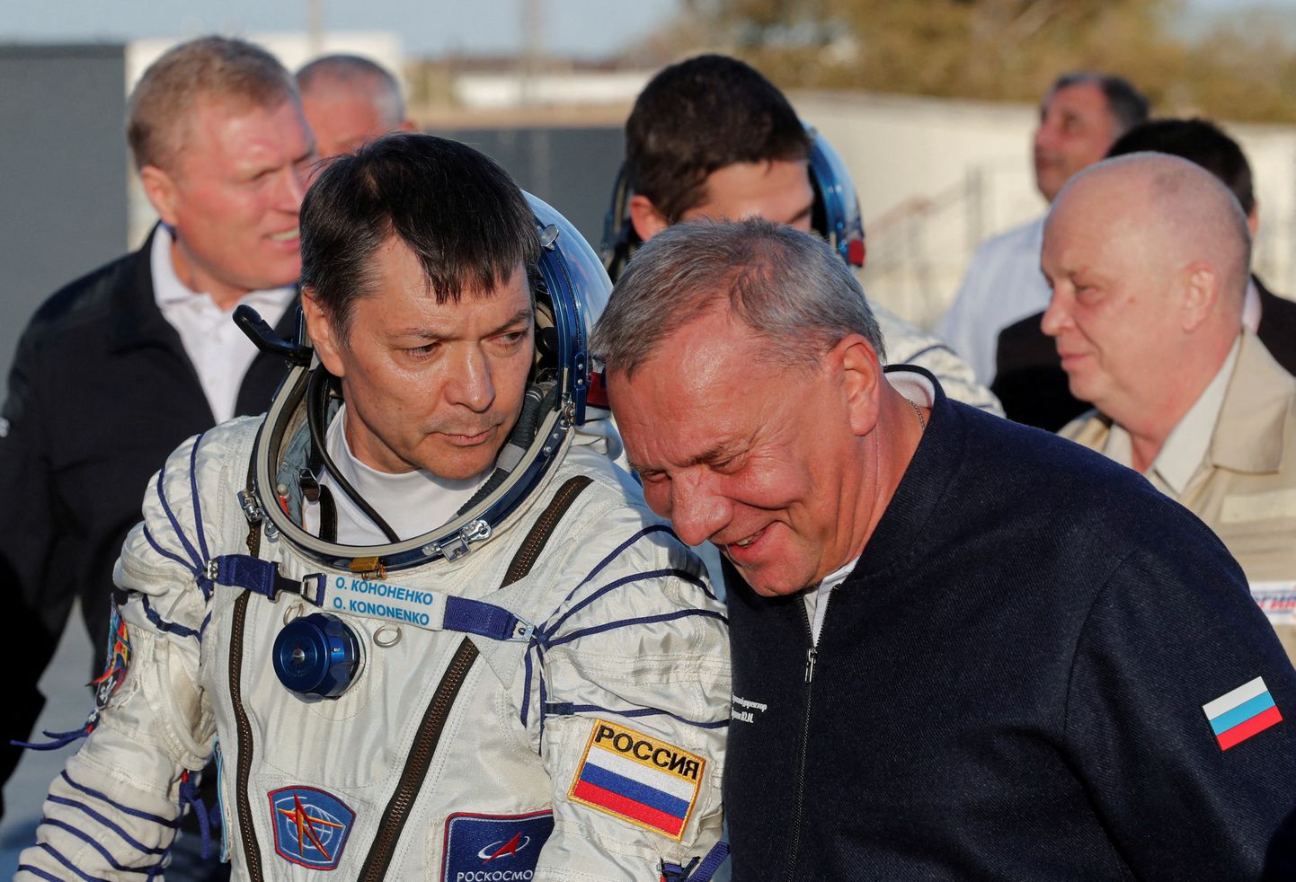 Venemaa kosmonaut Oleg Kononenko (vasakul) koos Vene kosmoseagentuuri Roskomose juhi Juri Borissoviga 15. septembril 2023 Kashstanis Baikonuri kosmodroomil enne lendu rahvsuvahelisse kosmosejaama (ISS).