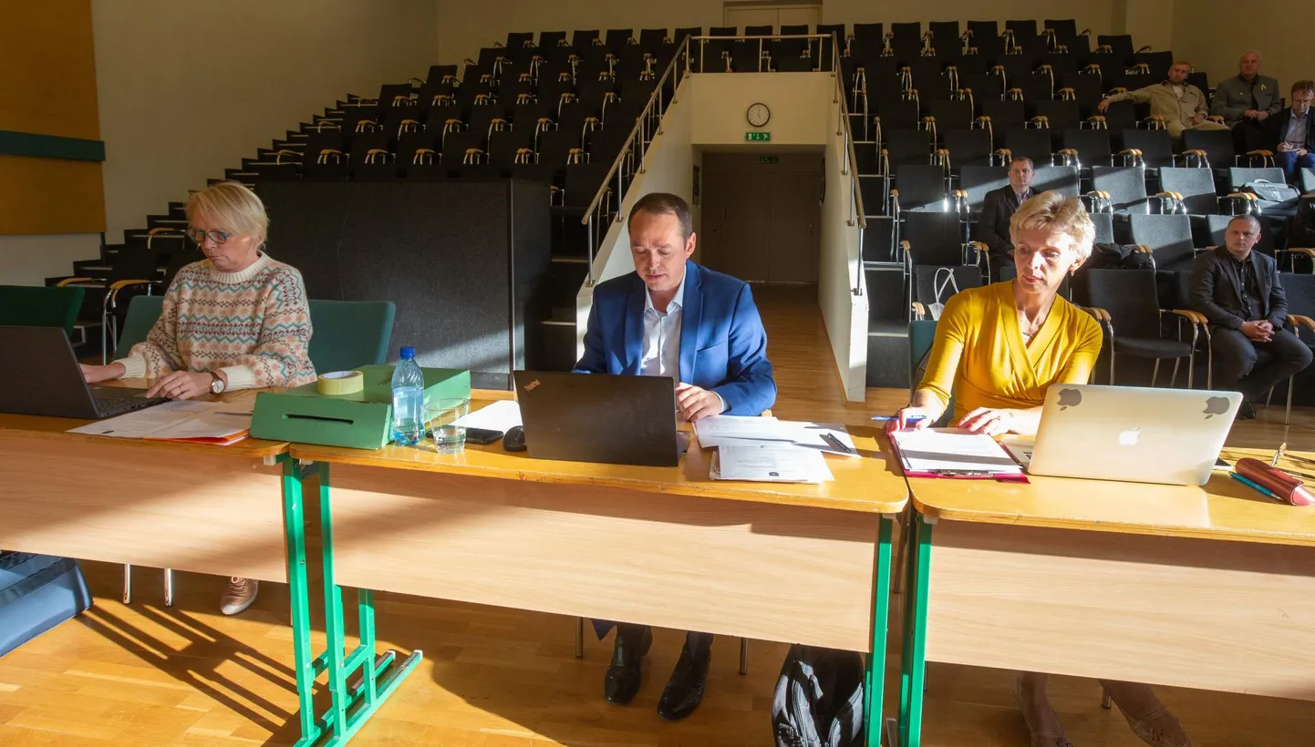 Halduskohus asus oma põhendustes seisukohale, et Põhja-Sakala volikogu aseesimehe Taavi Umala (keskel) kokku kutsutud istungi toimumiseks oli suur avalik huvi ning seetõttu ei rakendata istungi otsuste osas esmast õiguskaitset. See tähendab, et volikogu esimehe amet jääb Aino Viinapuu (paremal) kanda.