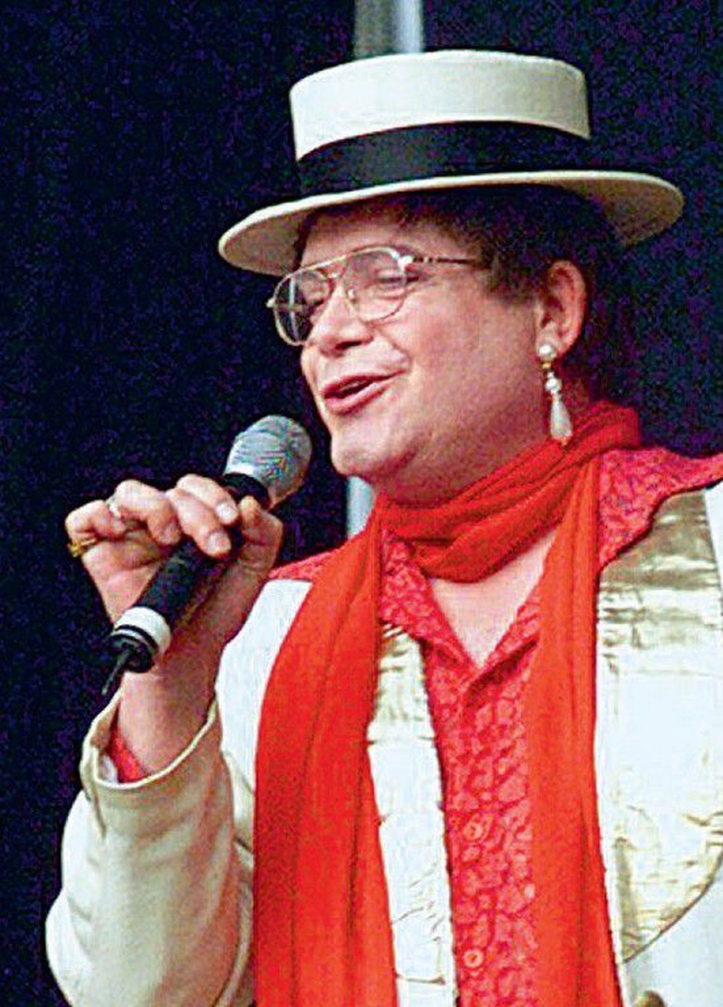 Elton John laulab ühte oma vana hitti.