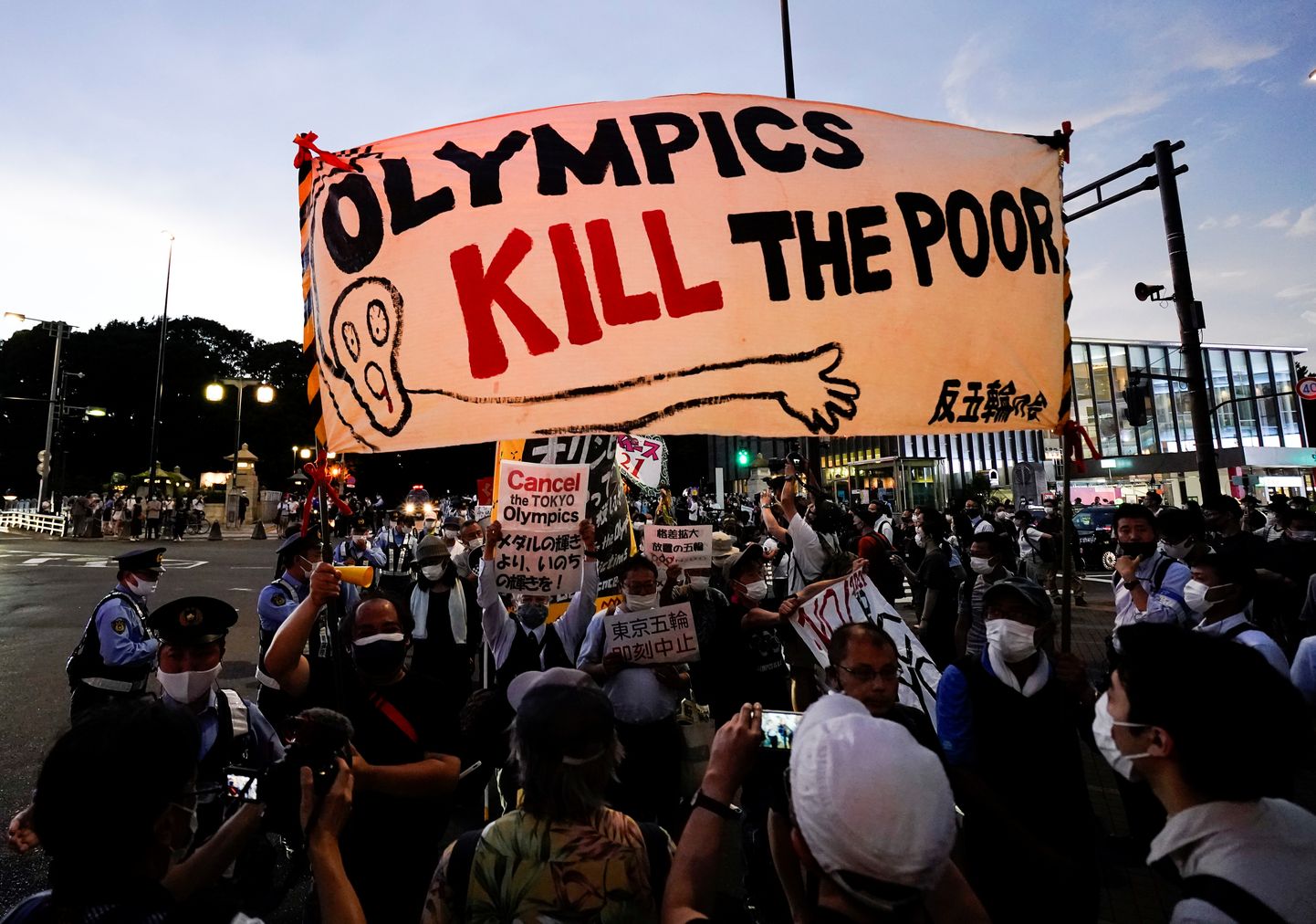 Протест в Токио против проведения Олимпиады во время пандемии.