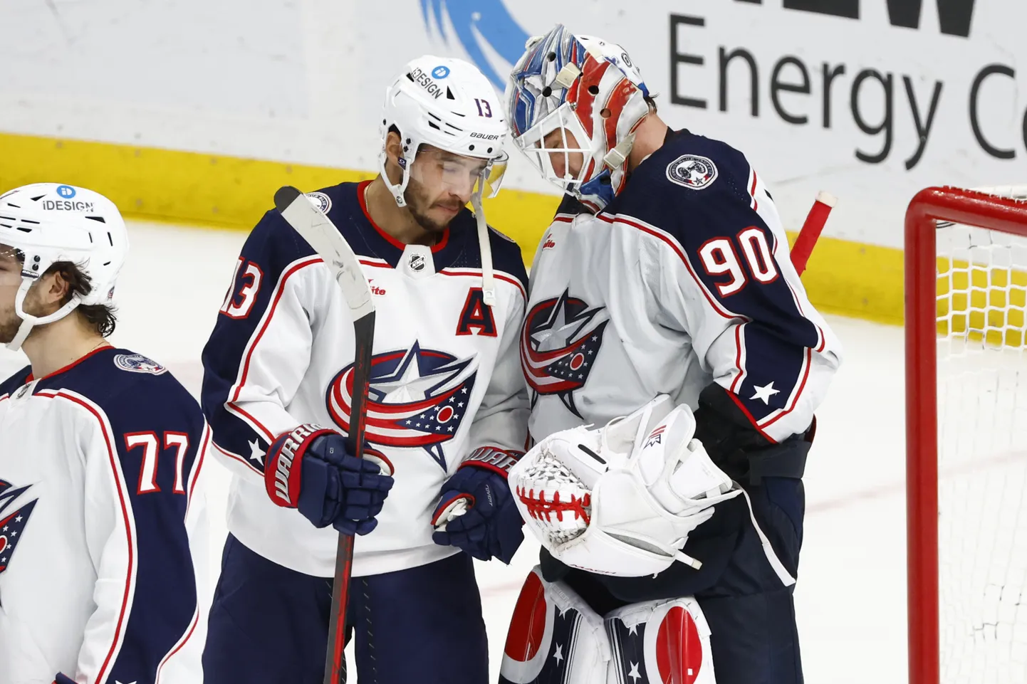 NHL spēlētāji Džonijs Gudro un Elvis Merzļikins