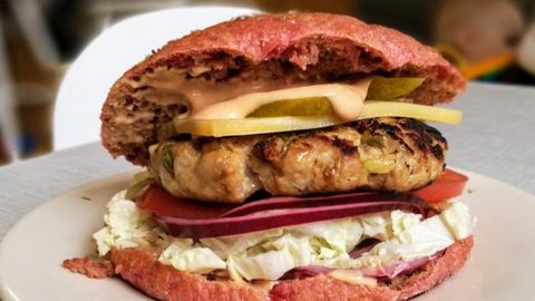Mahlane sealihapihv koduse burgeri vahele