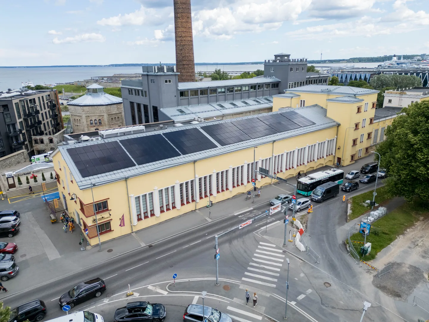 Päikesepaneelid Energia avastuskeskuse katusel.