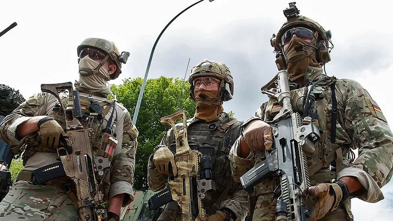 Спецназ бундесвера KSK (Kommando Spezialkräfte) в 2020 году был частично расформирован за связи бойцов с праворадикалами. На фото - учения KSK в 2014 году.