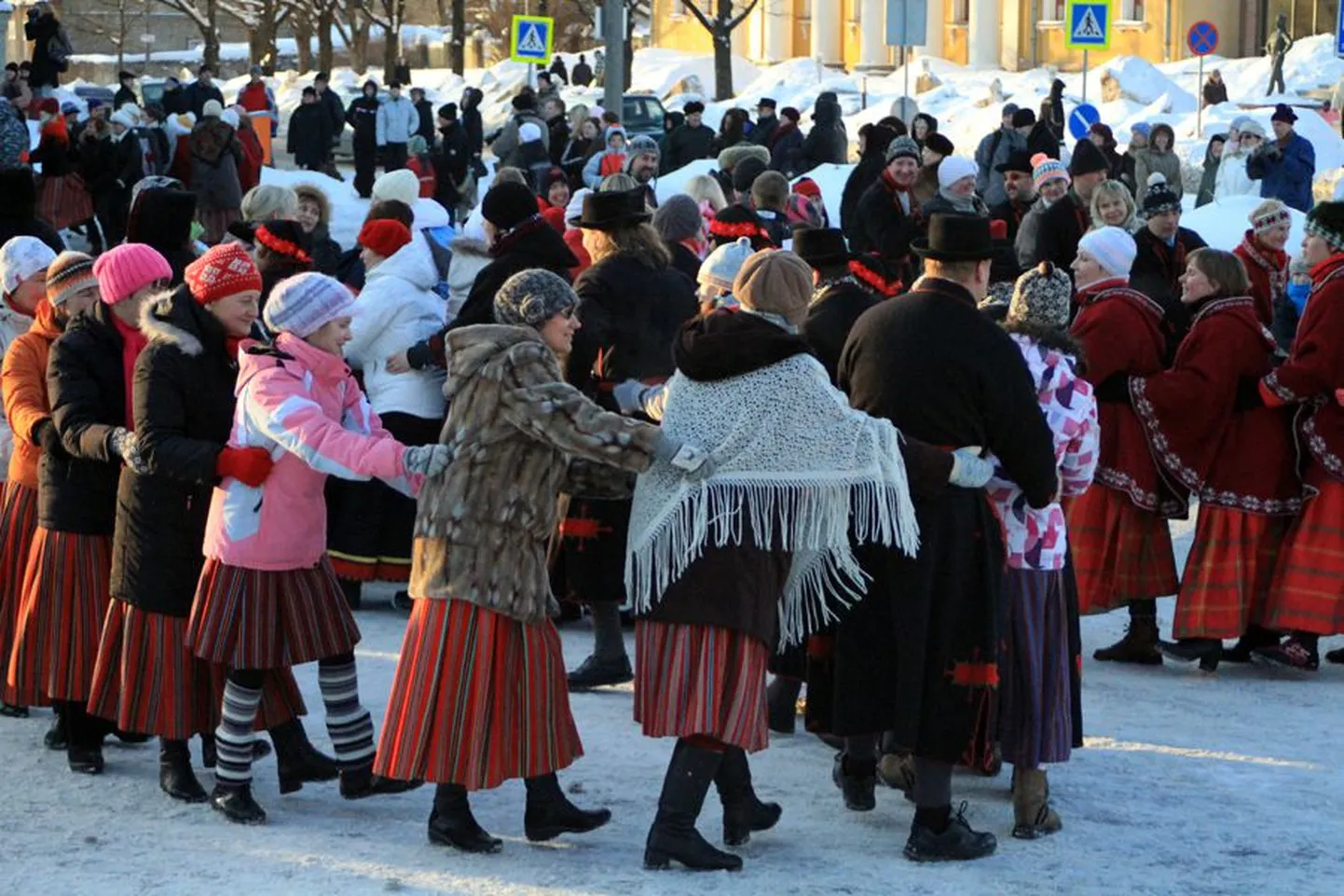 Pilt on tehtud eelimisel talvisel tantsupeol.