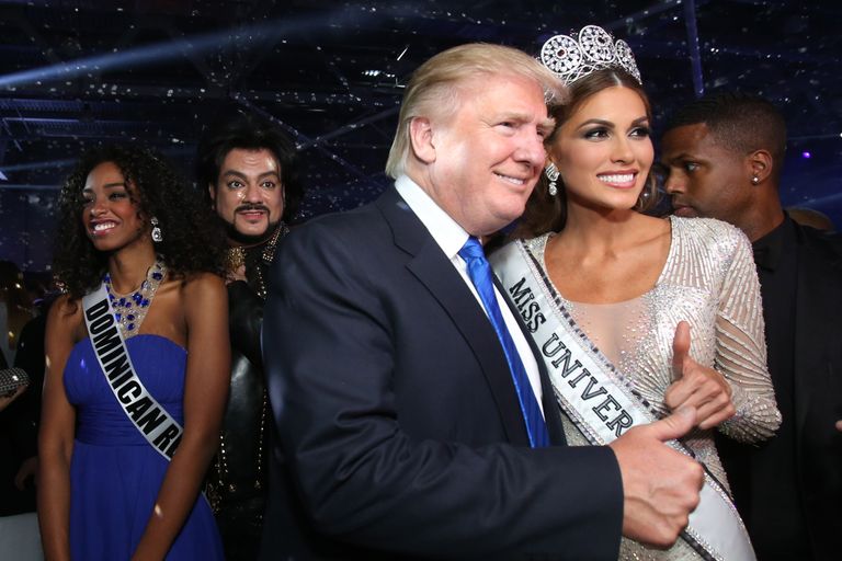 Donald Trump 2013. aasta novembris Moskvas koos tol aastal iludusvõistlusel Miss Universiumiks kroonitud Venezuelast pärit Gabriela Isleriga. Tagaplaanil vene ebajumalast poppstaar Filipp Kirkorov. FOTO: ITAR-TASS/Scanpix