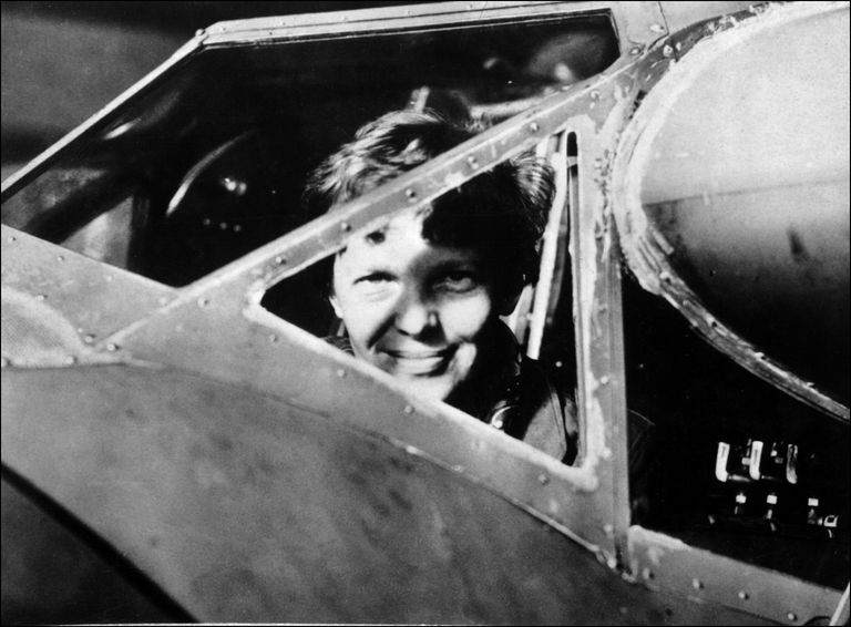 Amelia Earhart oma lennuki kokpitis 1930. aastate alguses tehtud dateerimata fotol