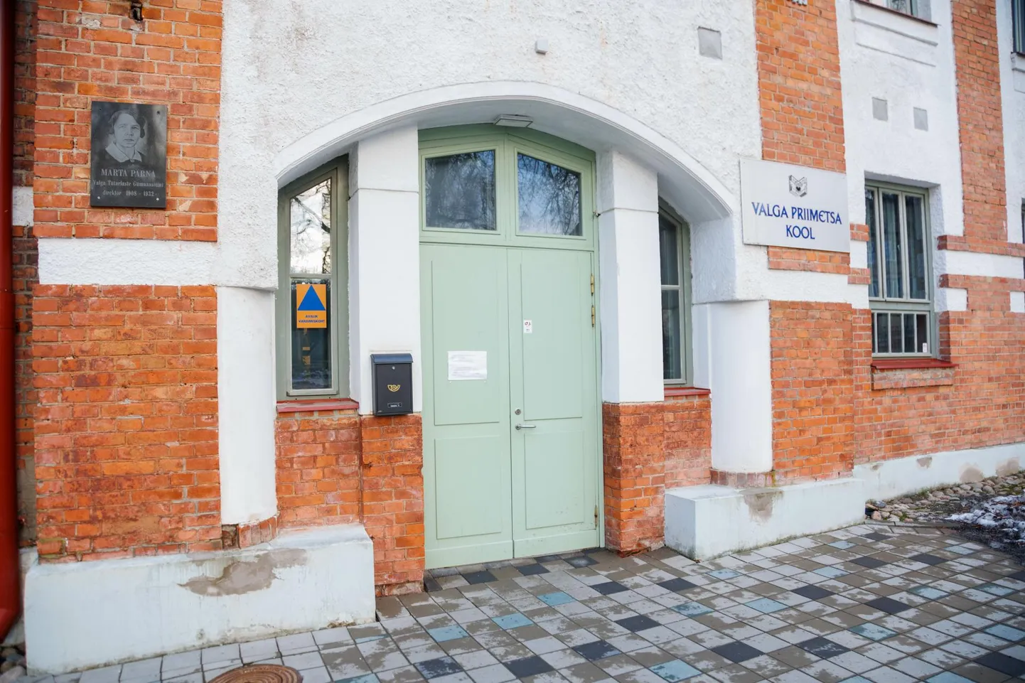Valga Priimetsa kool on juba avaliku varjumiskoha tähisega märgistatud, varjumispaik asub maja keldris.