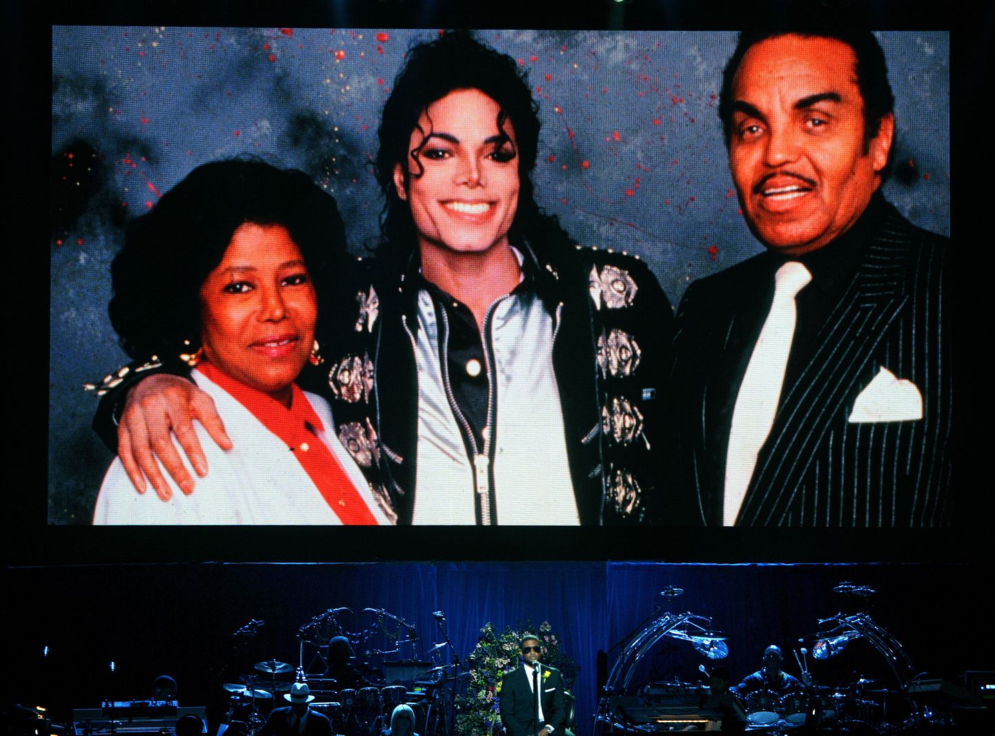 Майкл Джексон с родителями.