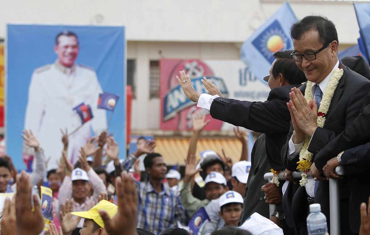 Kambodža opositsiooniliider Sam Rainsy (paremal).