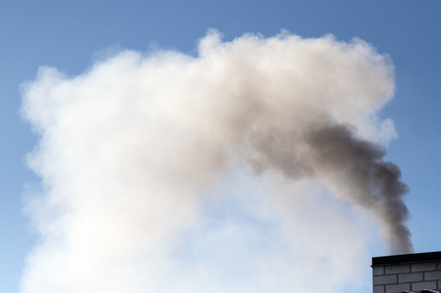 Tartu õhus on tuvastatud kantserogeense ühendi bensopüreeni sisaldus, mis ületab kehtestatud sihtväärtust. Bensopüreeni peamiseks allikaks Tartu õhus on ahiküte.