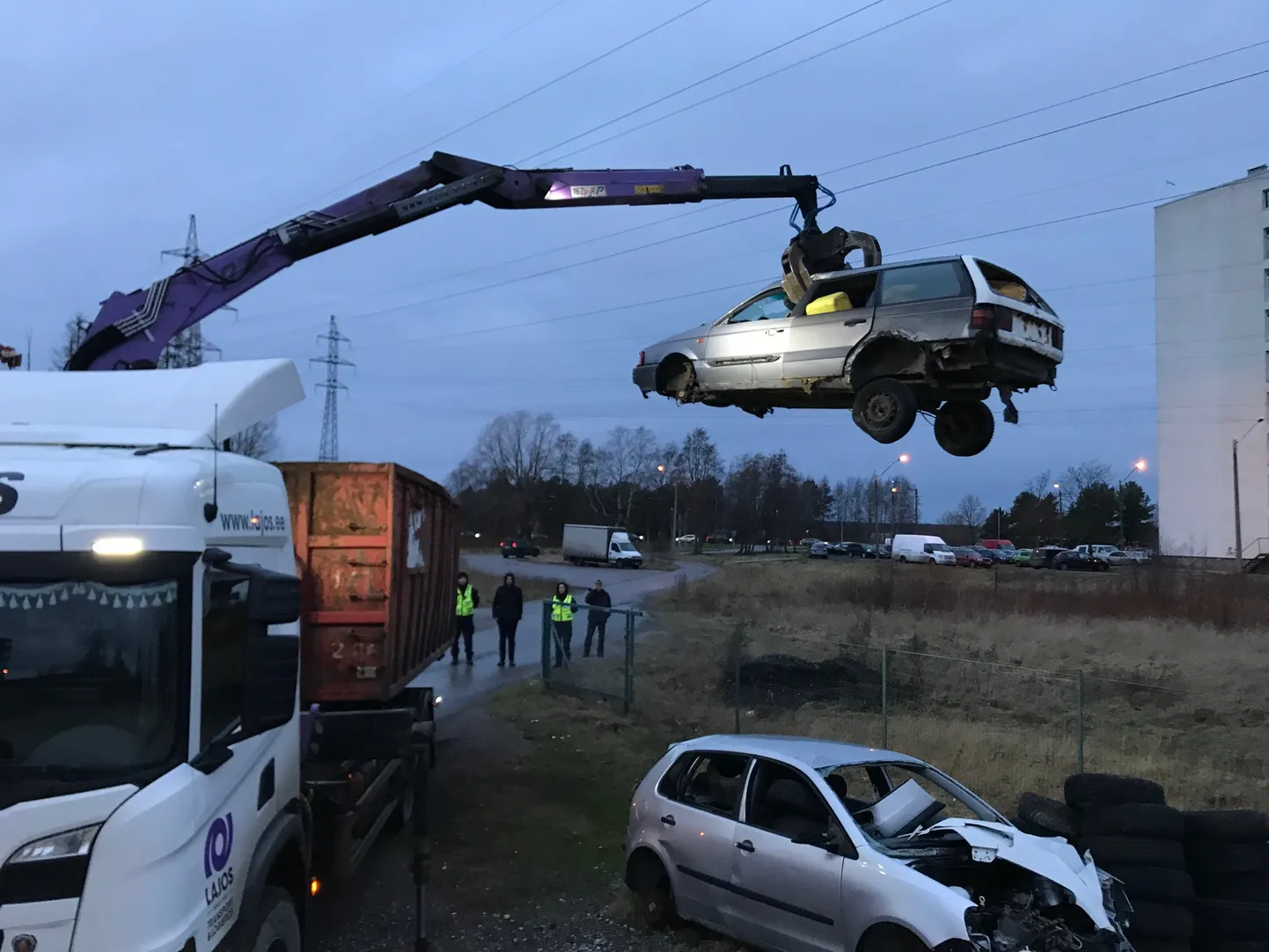 Хааберсти освободился еще от двух брошенных автомобилей.