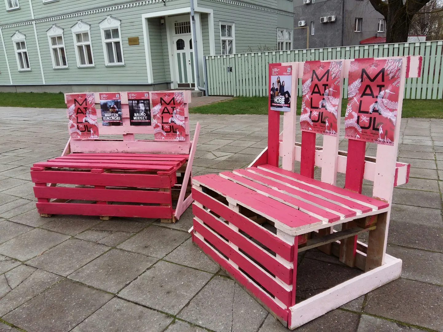 Pingid Tartu ülikooli raamatukogu ees.