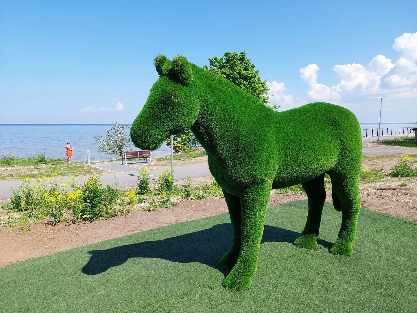 Скульптура зеленой лошади.
