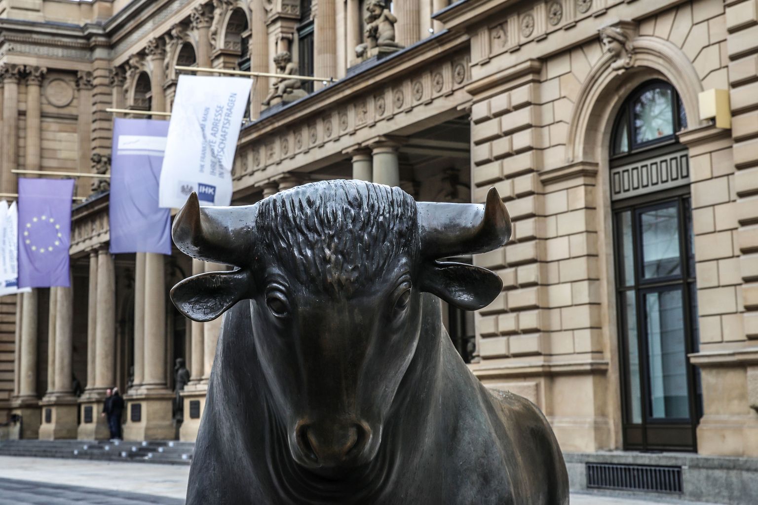 Aktsiaturu tõusu ja optimismi kujutav härjaskulptuur Frankfurdi börsi ees.