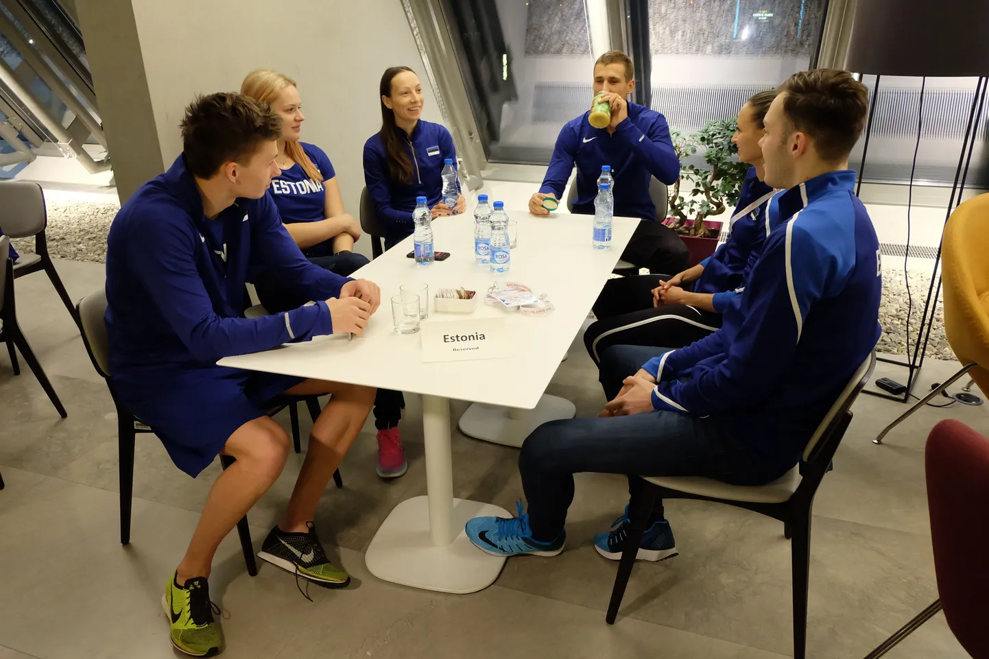 Eesti koondislased EMi eel sportlaste hotellis.