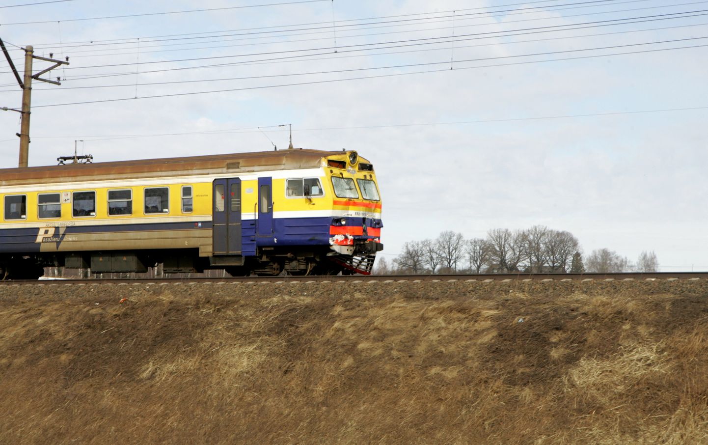 Atjaunota vilcienu un autotransporta satiksme, kas bija slēgta pēc notikušās pasažieru vilciena un baļķvedēja sadursmes uz Ķeguma dzelzceļa pārbrauktuves.