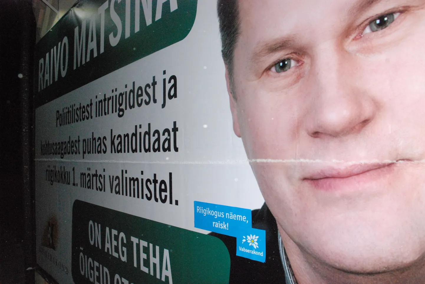 Kahe erakonna reklaam ühel plakatil.
