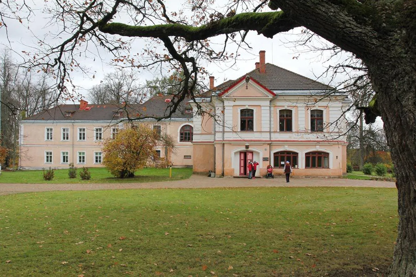 Kärstna mõis on põhja poole välja venitatud. Pealiskaudsele pilgule võib see paista loomulik, ent kes lähemalt uurib, näeb, et eendil puuduvad aknaornamendid. Väljavenitatud osa ehitati juurde nõukogude ajal kooli tarbeks. Nüüd asub selles tiivas lasteaed.