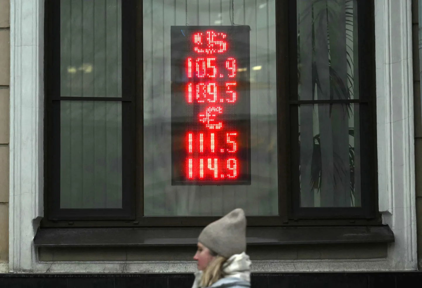 Moskvas valuutavahetuspunkt 27. novembril 2024. Venemaa rubla langes kolmapäeval USA dollari suhtes enam kui kahe ja poole aasta madalaimale tasemele. Hirm suure eskalatsiooni ees ligi kolm aastat kestnud sõjalises operatsioonis on viimastel nädalatel kasvanud.