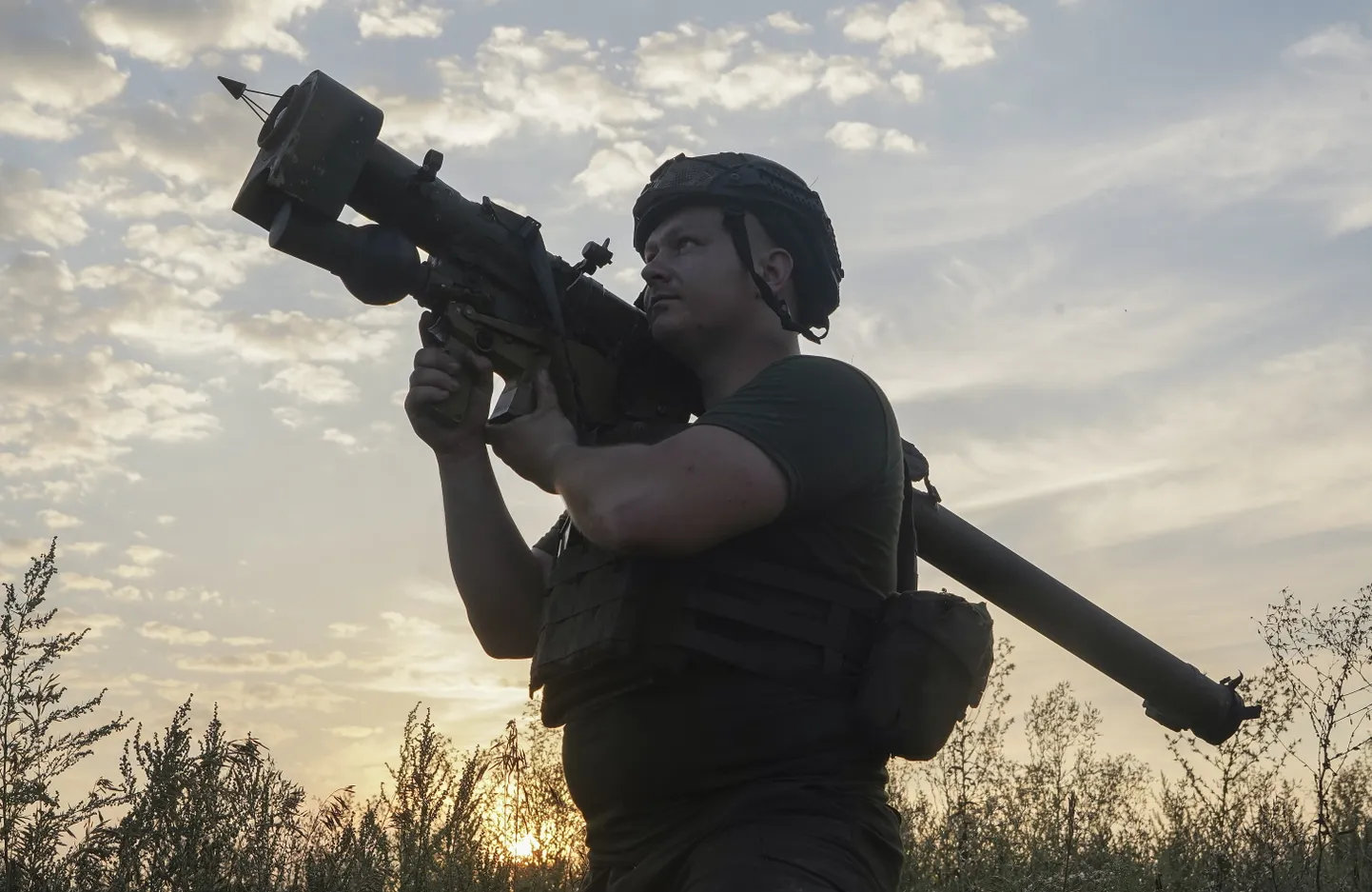 Украинский военнослужащий готовится к стрельбе из ПЗРК «Игла» на линии фронта в районе Харькова, Украина, 10 августа 2022 года.